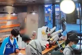 女孩被陌生男子泼奶茶并疑遭录像？警方介入调查图片