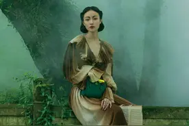 倪妮水墨眉妆容优雅别致 于山雾氤氲间展现东方风韵图片