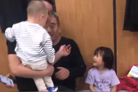 爸爸抱着儿子坐爷爷腿上：想爸爸了没有？图片