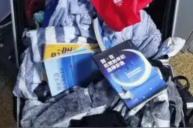 上海某银行有炸弹？警方：系塑料材质拉杆箱，内无危险物品图片