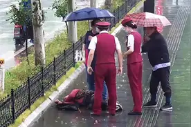 男子雨天醉酒倒地不起，他们上演最美“湿身”……图片