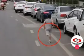新疆一住户家里起火，小男孩一路狂奔为消防员带路，网友：好孩子，建议奖励试卷图片