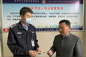 江苏82岁大爷拿到驾照：科目二一把过，已买好房车说走就走图片