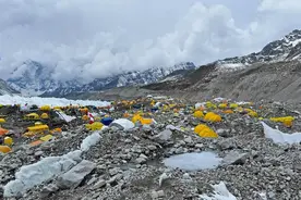 两名珠峰登山者因体力衰竭去世，搬运遗体需要10名夏尔巴人图片