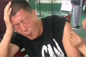 安徽一男子打疫苗太害怕，紧闭着眼直喊：妹妹！哎呦图片