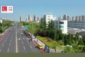 视频｜这机器人厉害吧，带电给高压电线涂覆绝缘材料，3天的活8小时干完图片