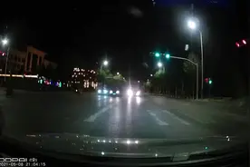 德州一重型半挂货车路口疯狂逆行超车，行车记录仪录得“真真的”图片