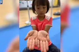 好家伙！这孩子会飞吧！8岁女孩10秒攀爬12米岩壁图片