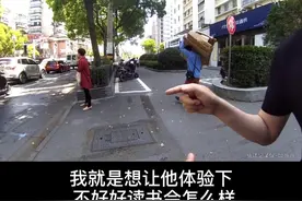 男孩马路捡垃圾疑被拐卖？警方：不好好学习父亲带着体验生活图片