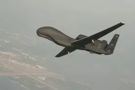 美国空军力促老型“全球鹰”无人机退役 专家：美国重视无人机的战场应用 但退役将遭遇国会掣肘图片