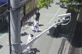 上海一亲爹带娃捡瓶子竟被人报警，原因令人哭笑不得图片