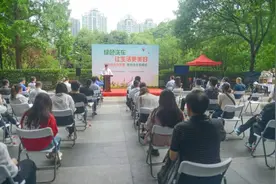 传统洗车模式，沪牌车一年洗掉1.6个西湖水，节水洗车仅需一瓶矿泉水，还可以上门服务图片