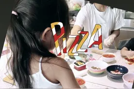 昆凌晒和女儿做披萨温馨照 小周周背影亭亭玉立图片