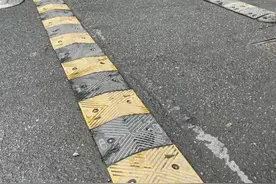 骑上小区门口的减速带，摔伤进了医院，减速带要不要负个责图片