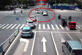 直击现场｜聊城俩外卖小哥闯红灯同时被撞，抢时间丢安全，幸亏戴了头盔图片