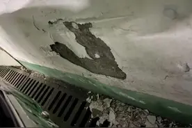 特斯拉这次直直的撞了墙！女车主吓懵：怎么踩刹车都刹不住……图片