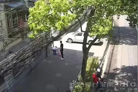 男孩当街捡瓶子疑似被男子拐卖？真相让人哭笑不得图片