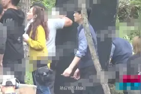 靳东新戏片场休息口吐白烟，还不忘给导演分享雪茄图片