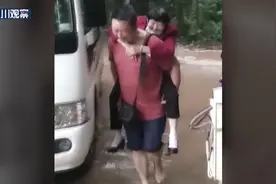 泸州：赤脚背老人的背影真美图片