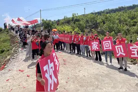 视频寻亲后，她找到了失散26年的家图片