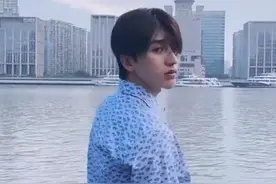 蔡徐坤清晨江边营业 清新蓝衬衫搭配烟管裤视觉2米8图片