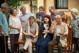 养老院里的“小大人”和“老小孩”：当青春撞上暮年图片