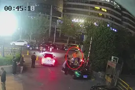 00后女子酒后爬上迈凯伦、兰博基尼“蹦迪”，致车损28万图片