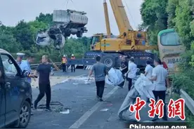 沪蓉高速南充段交通事故中的小车司机被带走调查图片