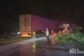 暴风雨突袭湖北24条高速公路，高速交警顶风冒雨日以继夜图片