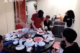 兵哥哥三年没回家 扮服务员送惊喜爸妈竟没认出图片