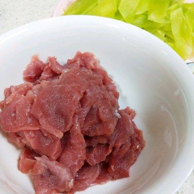#以美食的名义说爱她#简单的莴笋炒肉片，最爱家的味道