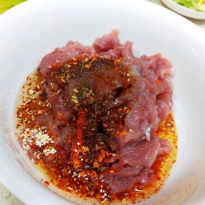 #以美食的名义说爱她#简单的莴笋炒肉片，最爱家的味道