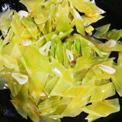 #以美食的名义说爱她#简单的莴笋炒肉片，最爱家的味道
