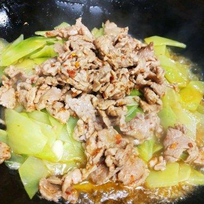 #以美食的名义说爱她#简单的莴笋炒肉片，最爱家的味道