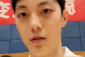 轩妈与网友互动时透露：胡明轩现在单身 他的黑眼圈眼袋是遗传图片