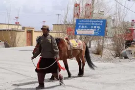 西藏阿里为祖国边陲筑“红色长城”图片
