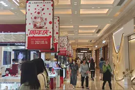 南京路步行街这家商场开业六年了，人气越来越旺，有啥秘诀图片