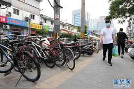 “盲道”乱象给帮“盲”爱心添堵图片