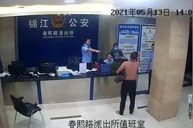 男子在成都春熙路派出所扬刀自杀，民警：“兄弟，要不要抽支烟？”图片