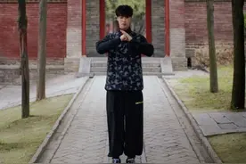 范丞丞黑色运动服酷帅上线 打卡少林恣意又潇洒图片