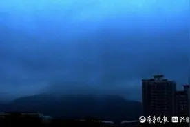 今晚济南狂风大作，千佛山上黑云飞驰图片