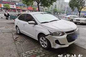 凌晨骑电三轮不慎刮擦轿车，拾荒大叔雨中等车主6小时主动赔偿图片