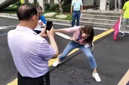 央视小姐姐徒手拉动汽车，长三角民间大力士齐聚江山图片