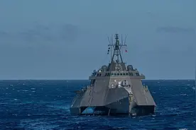 美军舰拍到UFO飞入海中新视频，前飞行员称每天看到UFO图片