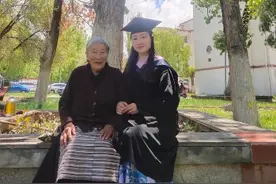 被奶奶“捡到”的她，如今带着奶奶上大学图片
