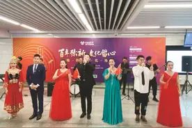 “地铁文化角”红色歌曲欢唱会在地铁1号线唱响 市民乘客引吭高歌图片
