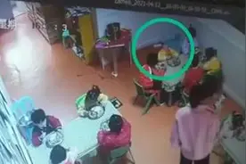 监控曝光！一女童在托儿所吃饭时呛死，涉事教师已停职图片