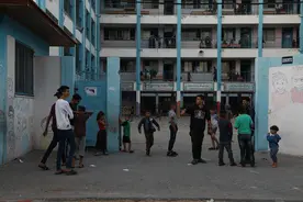 加沙：巴勒斯坦难民前往一所学校避难图片