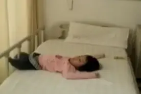 9岁女孩失去双腿同学轮流背，妈妈拍下令人泪奔一幕图片