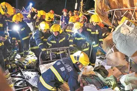 龙卷风突袭村庄 多方彻夜营救图片